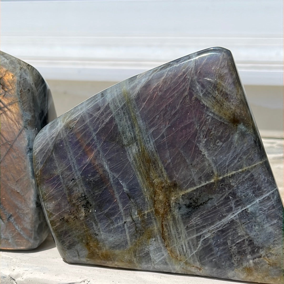 Cristales de labradorita púrpura