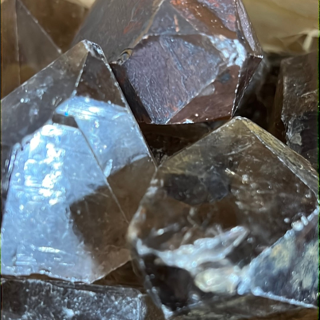 Punta de cristal de cuarzo ahumado en bruto