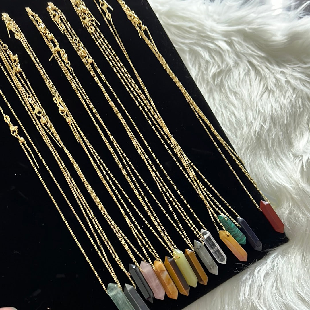 Collar de cristal hexagonal con colgante de piedra preciosa en forma de bala