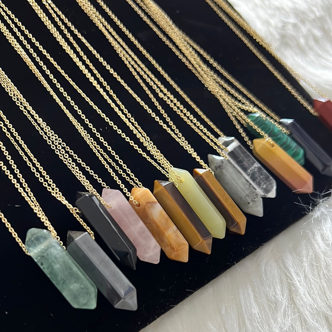 Collar de cristal hexagonal con colgante de piedra preciosa en forma de bala