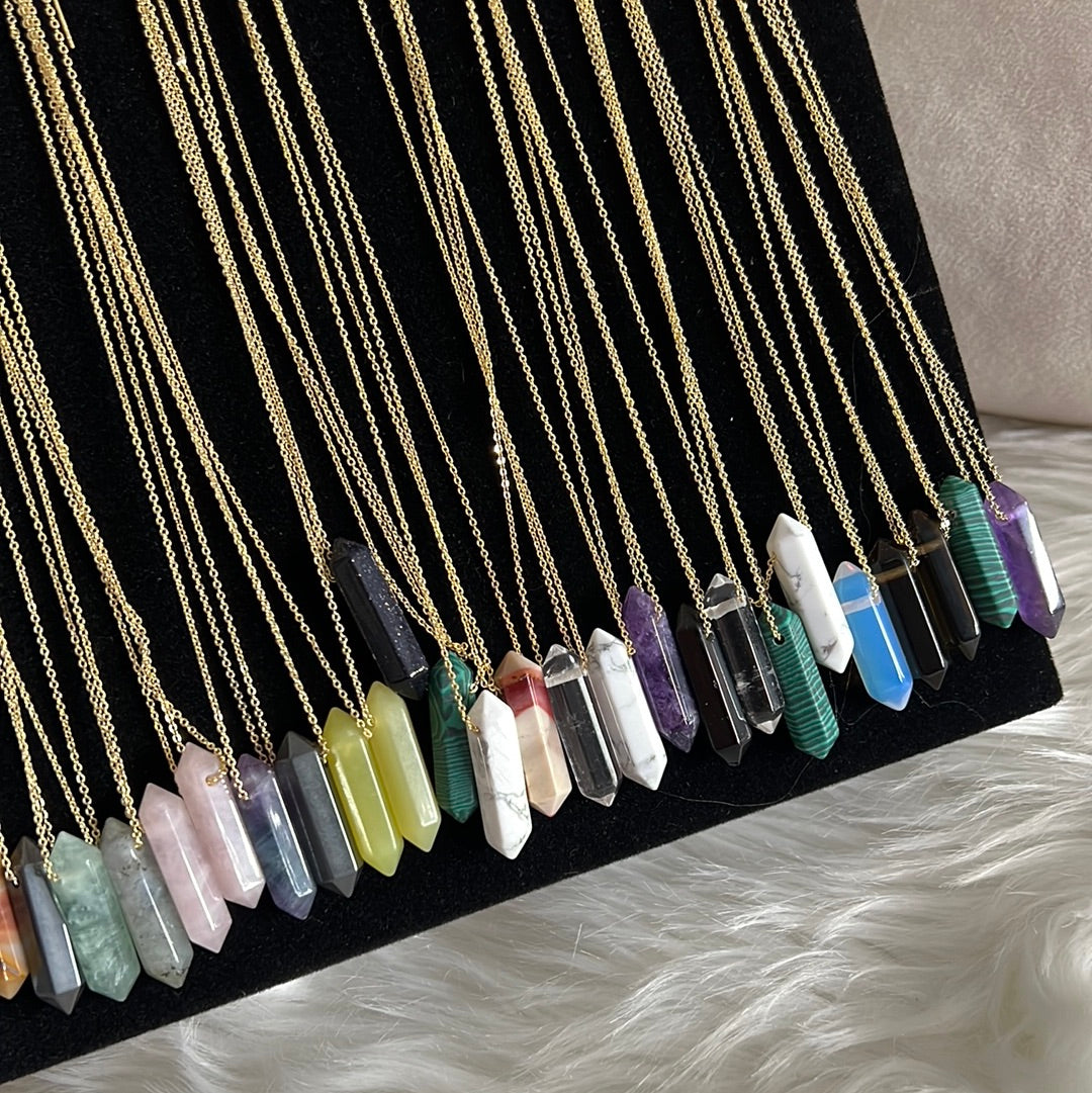 Collar de cristal hexagonal con colgante de piedra preciosa en forma de bala