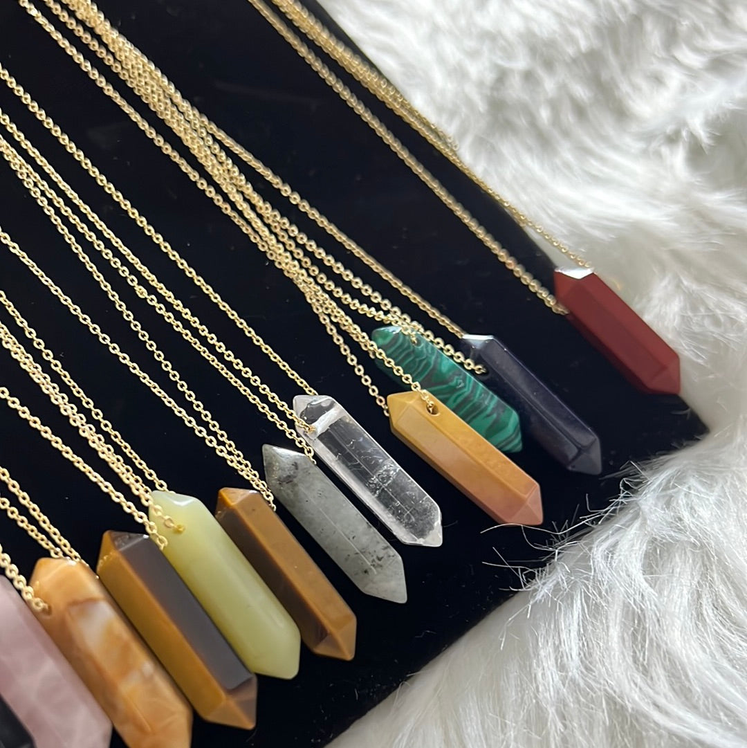 Collar de cristal hexagonal con colgante de piedra preciosa en forma de bala