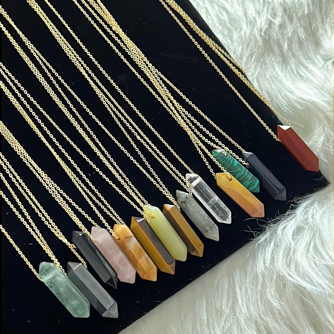 Collar de cristal hexagonal con colgante de piedra preciosa en forma de bala