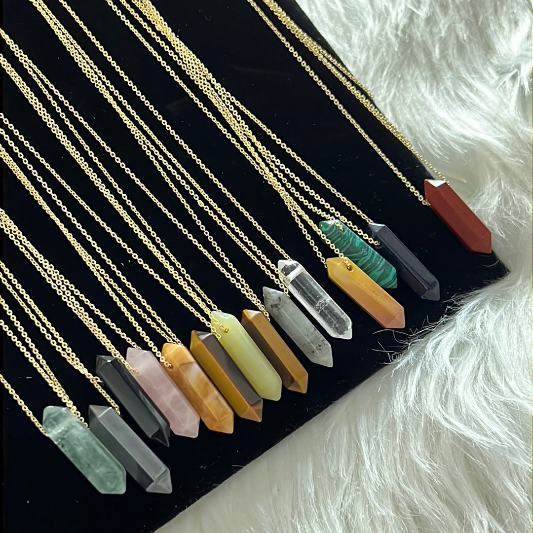 Collar de cristal hexagonal con colgante de piedra preciosa en forma de bala