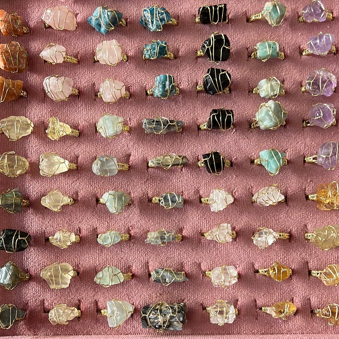 Anillos de piedra curativa cruda envueltos en alambre - Anillo de oro ajustable