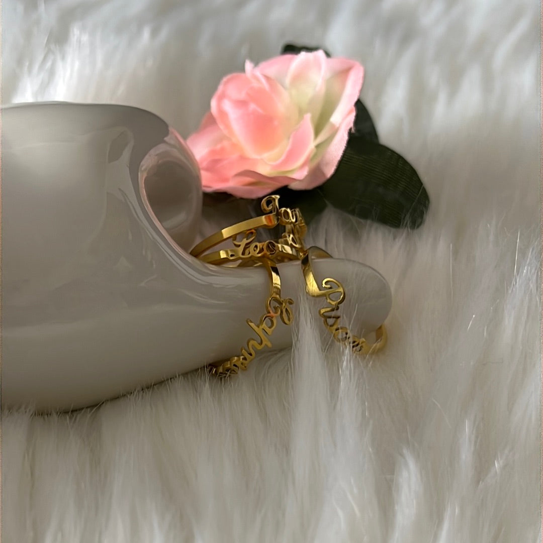 Anillo de oro con signo del zodiaco grabado